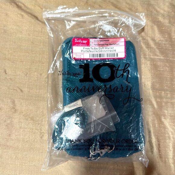 Thirty-one Free To Be Soft Teal Pop Medallion Wristlet Wallet Crossbody Bag - Picture 2 of 6